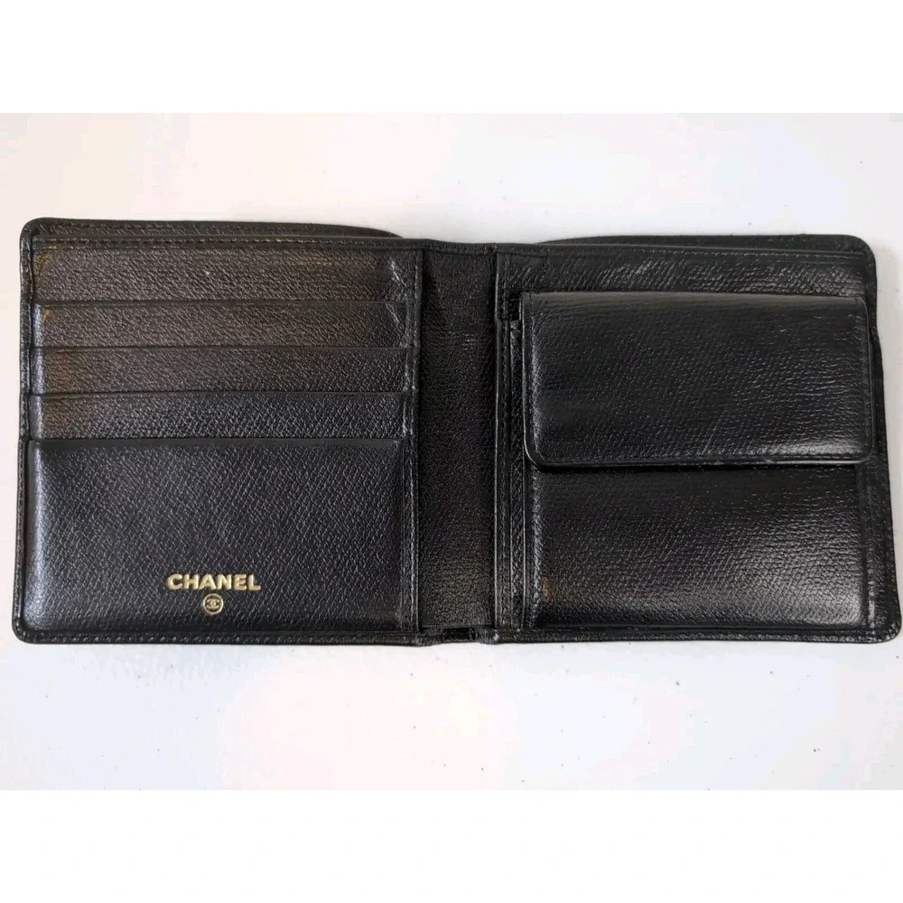 Chanel Coco Button Bifold Wallet With Hologram In Excellent Condition